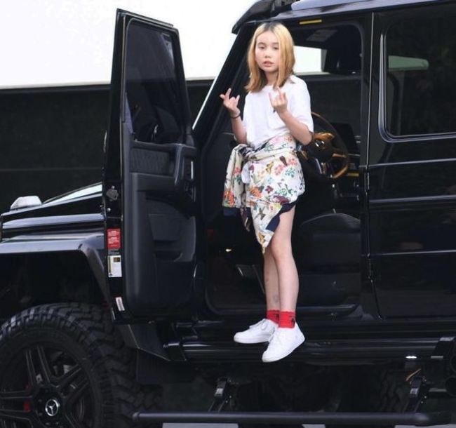 华裔网红LilTay辟谣离世 此前狂撒钱爆粗口引发热议